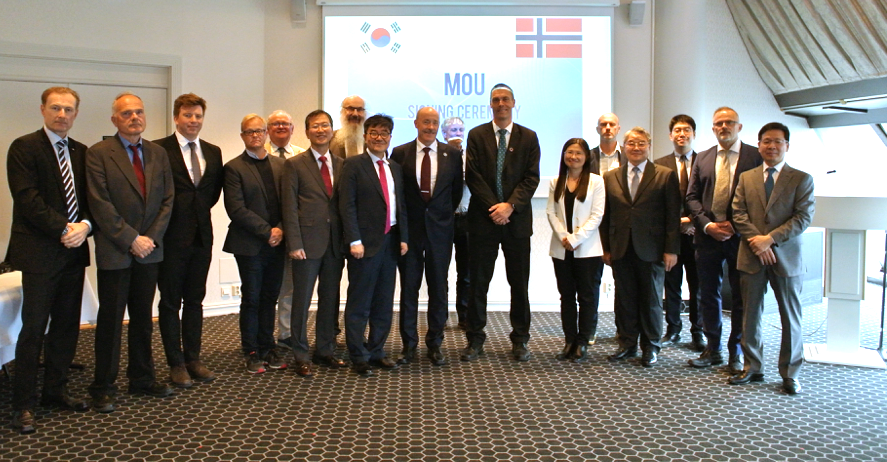 From the signing ceremony in Oslo 12. June. Delegates are from Korea Polar Research Institute, Korea Martime Institute. Fridtjof Nansen Institute, Nansen Centre, Norwegian Polar Institute, Akvaplan Niva, Bjerknes Centre, and Norwegian Ministry of Foreign Affairs, to mention a few. Photo: Jeong Jihoon, KOPRI