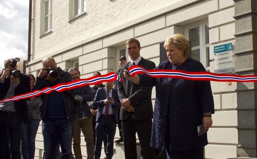 statsminister Erna Solberg klipper snoren