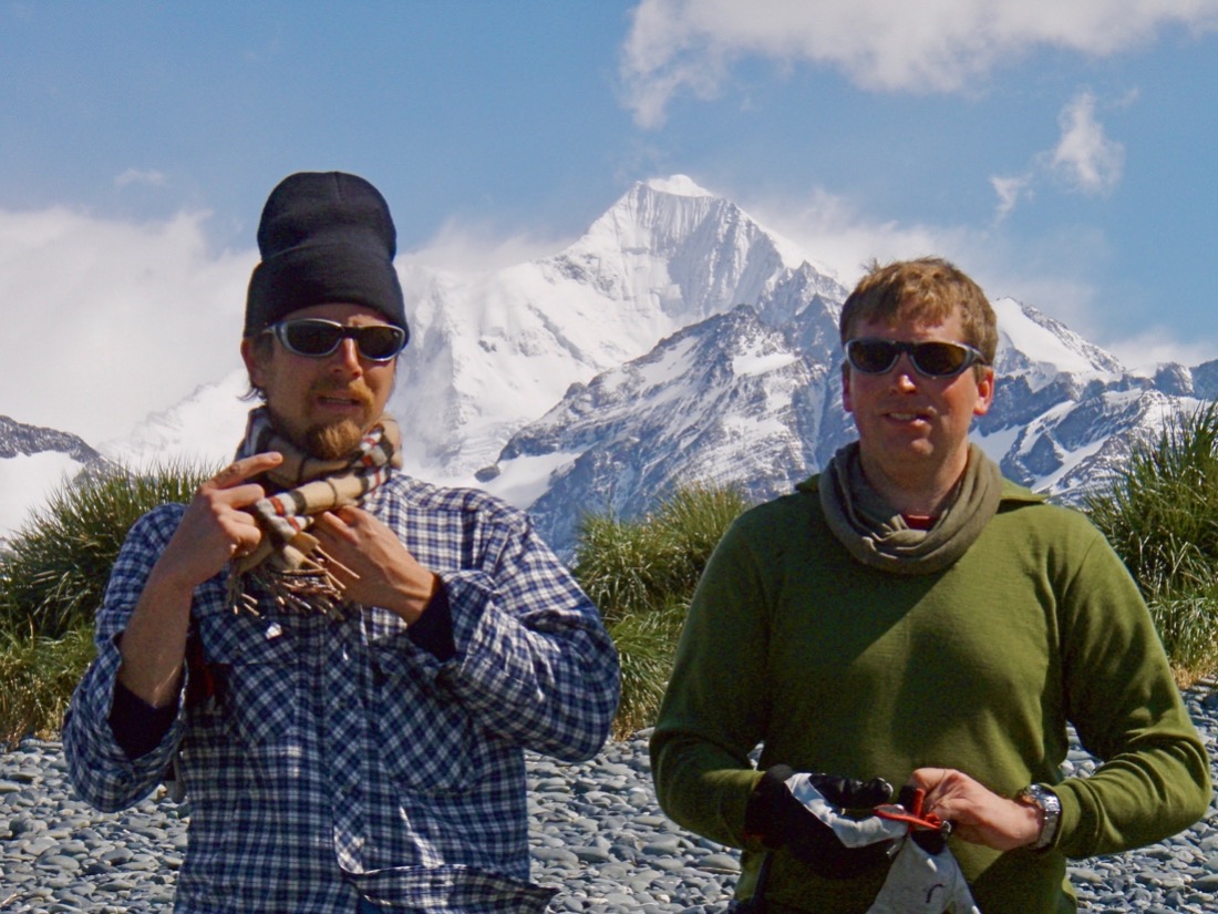 Øyvind Paasche (til venstre)  og Jostein Bakke gjer seg klåre til felt. I bakgrunnen ser ein Mt. Paget, det høgste fjellet på Sør-Georgia.  