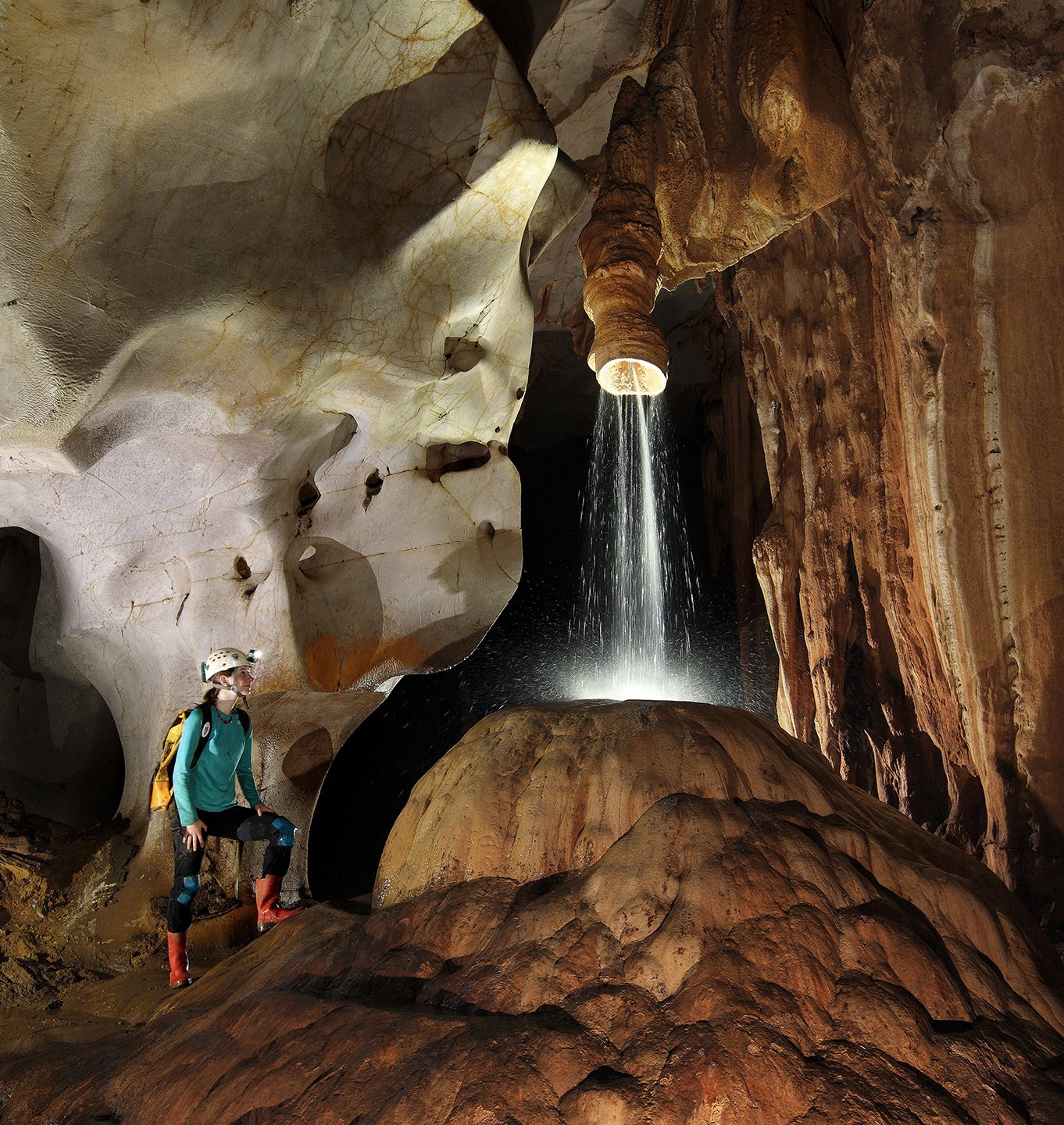 dryppstein i huler på Borneo, foto: Robbie Shone