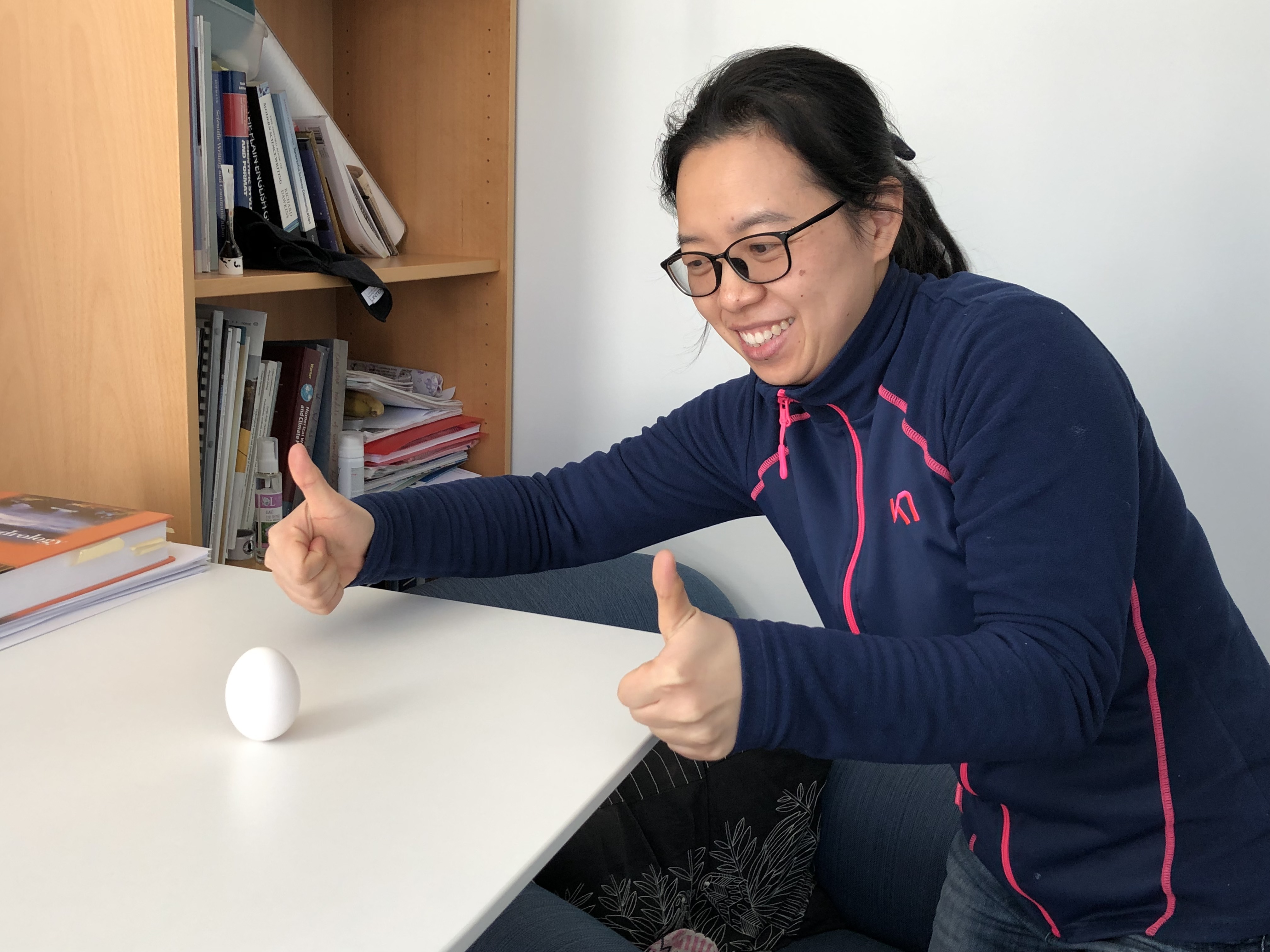 Lu Li balanserer egg. (Foto: Andreas H. Opsvik)
