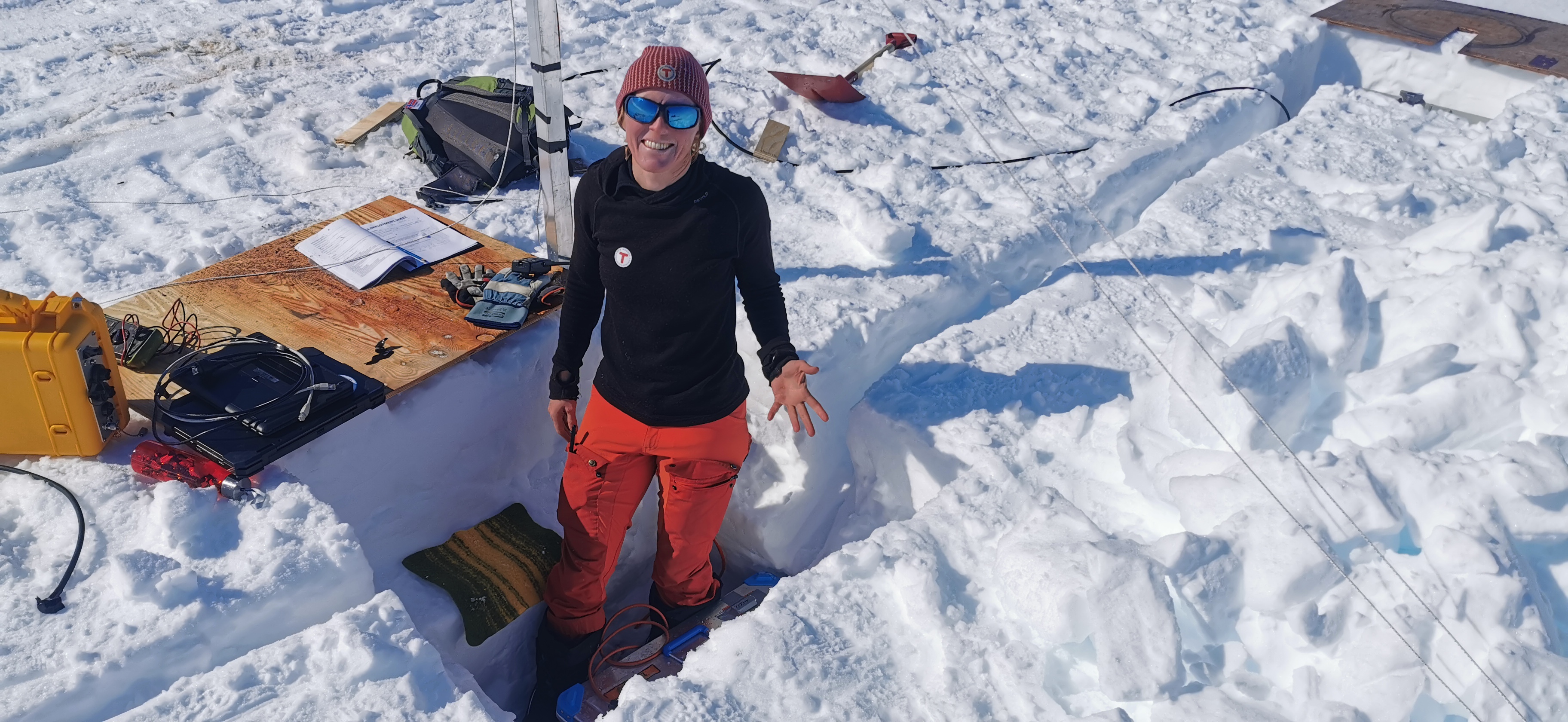 Foto av forsker Elin Darelius på feltarbeid i Antarktis