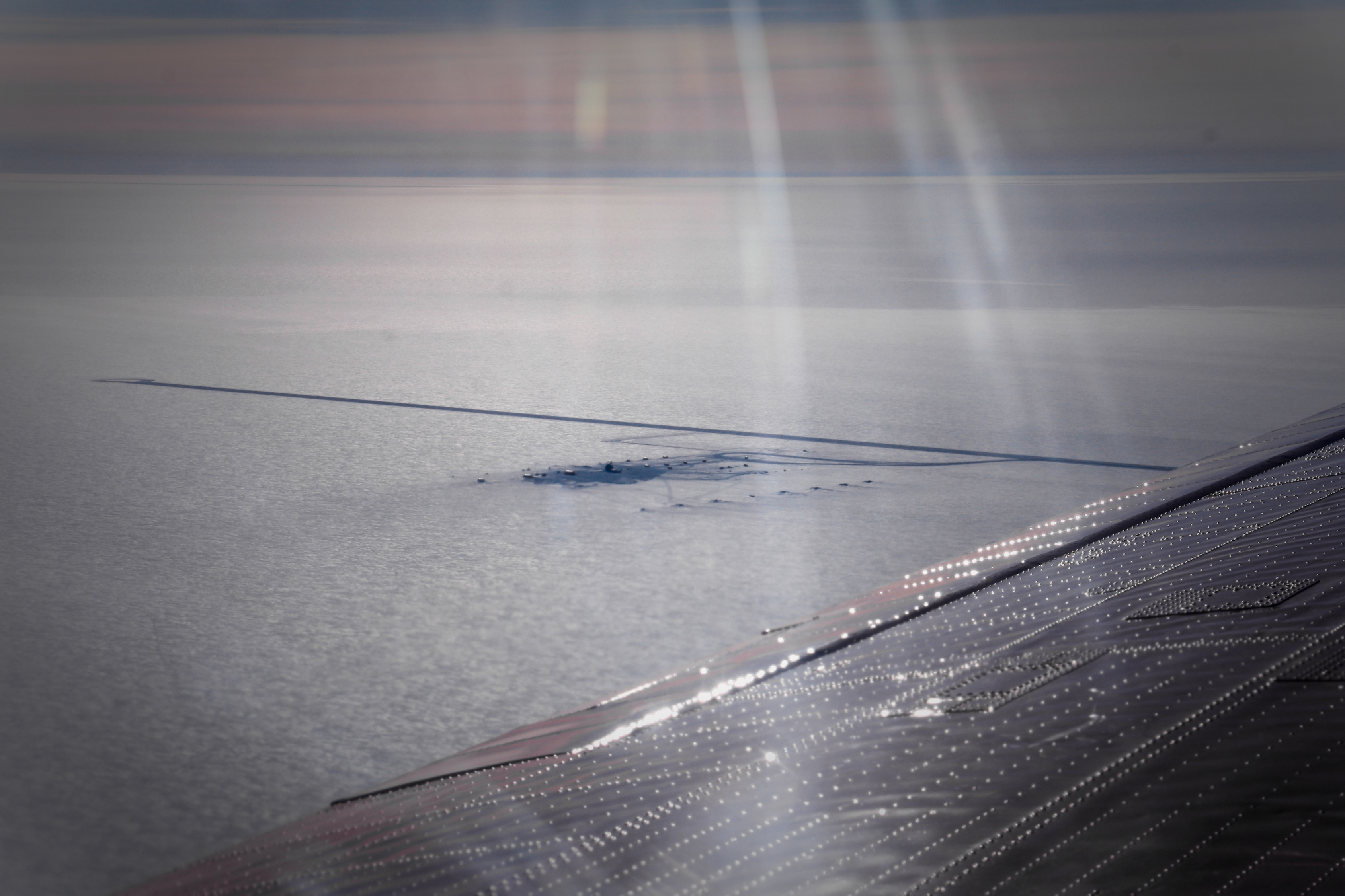 Flying in over EastGRIP base. (Photo: Hans Christian Steen-Larsen)