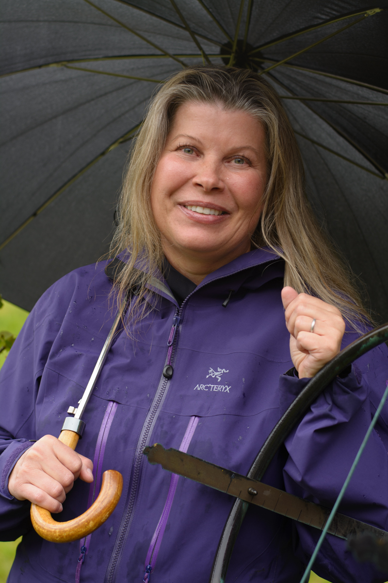 Kikki Kleiven with umbrella and sun dial