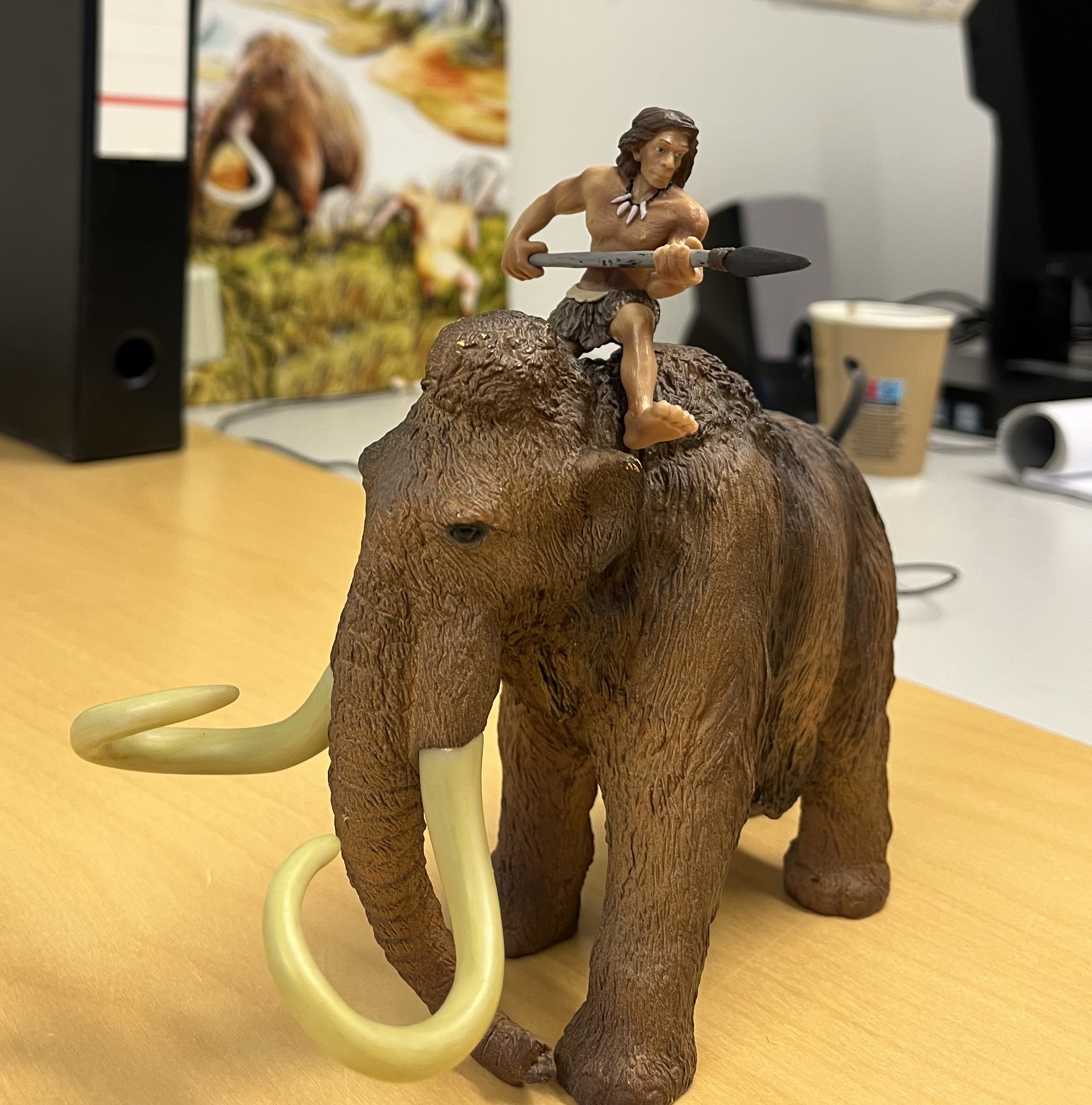 Mammutfigur på kontor