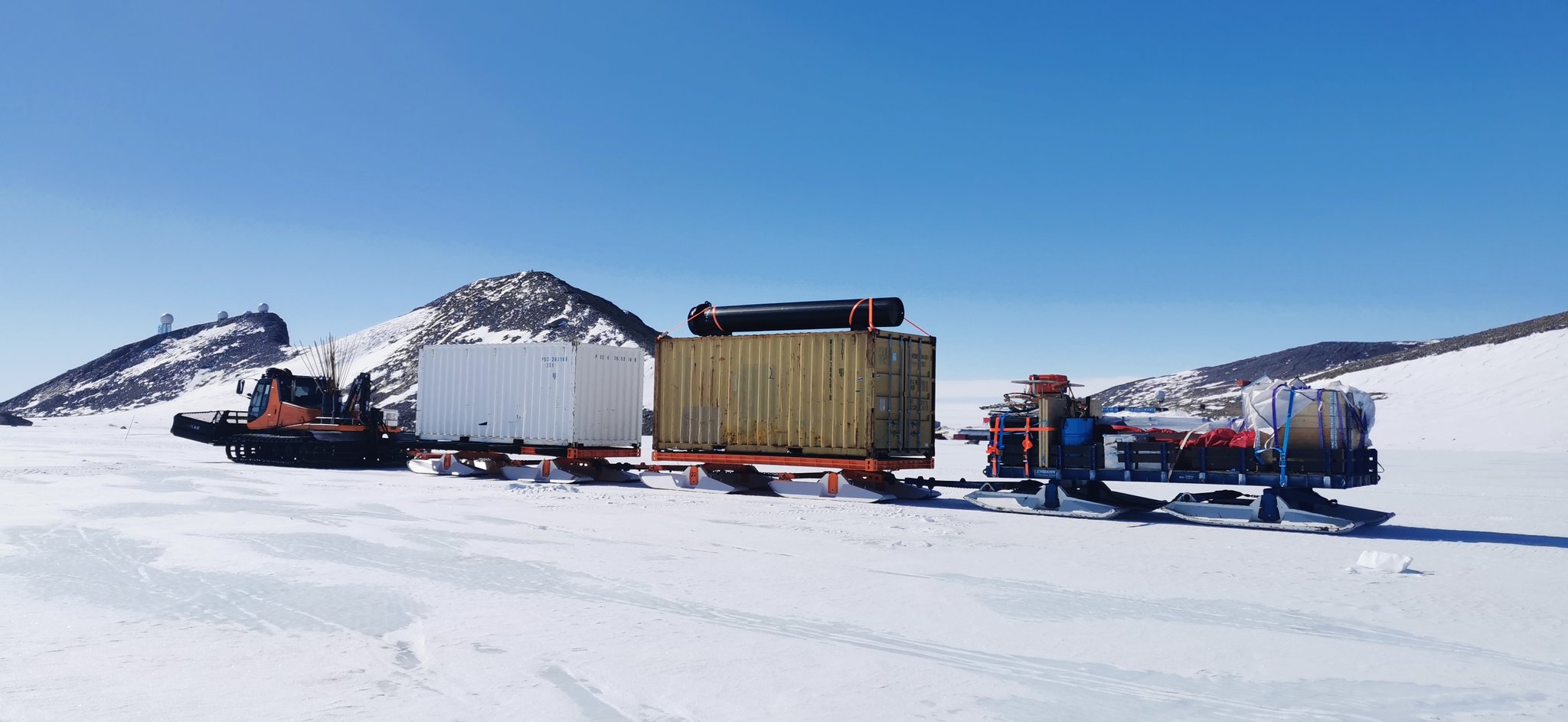 Bilde av kjøretøy med utstyr på Troll stasjonen i Dronning Maud Land i Antarktisk