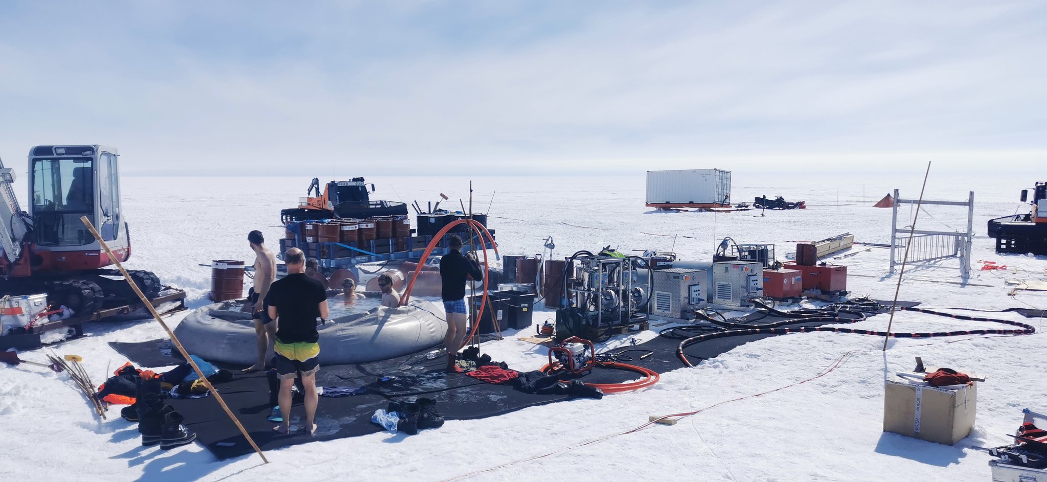 Forskere bader i hjemmelaget badestamp på en forskningsstasjon i Antarktisk