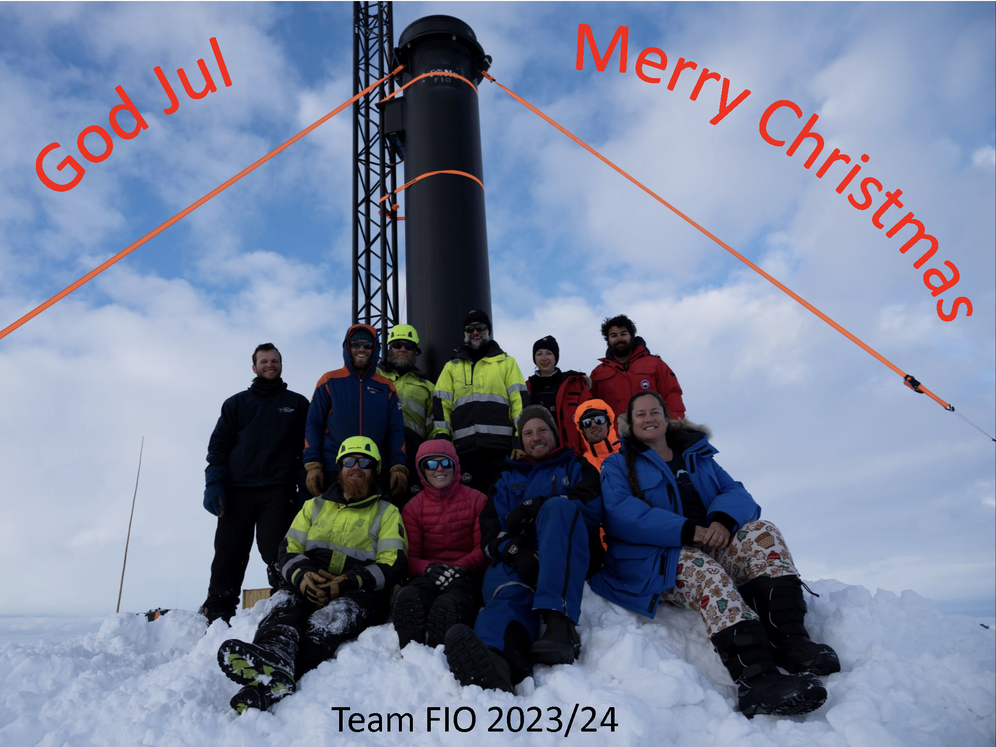 Bilde av forskere på antarktisk med teksten God Jul på venstre side og Merry Christmas på høyre
