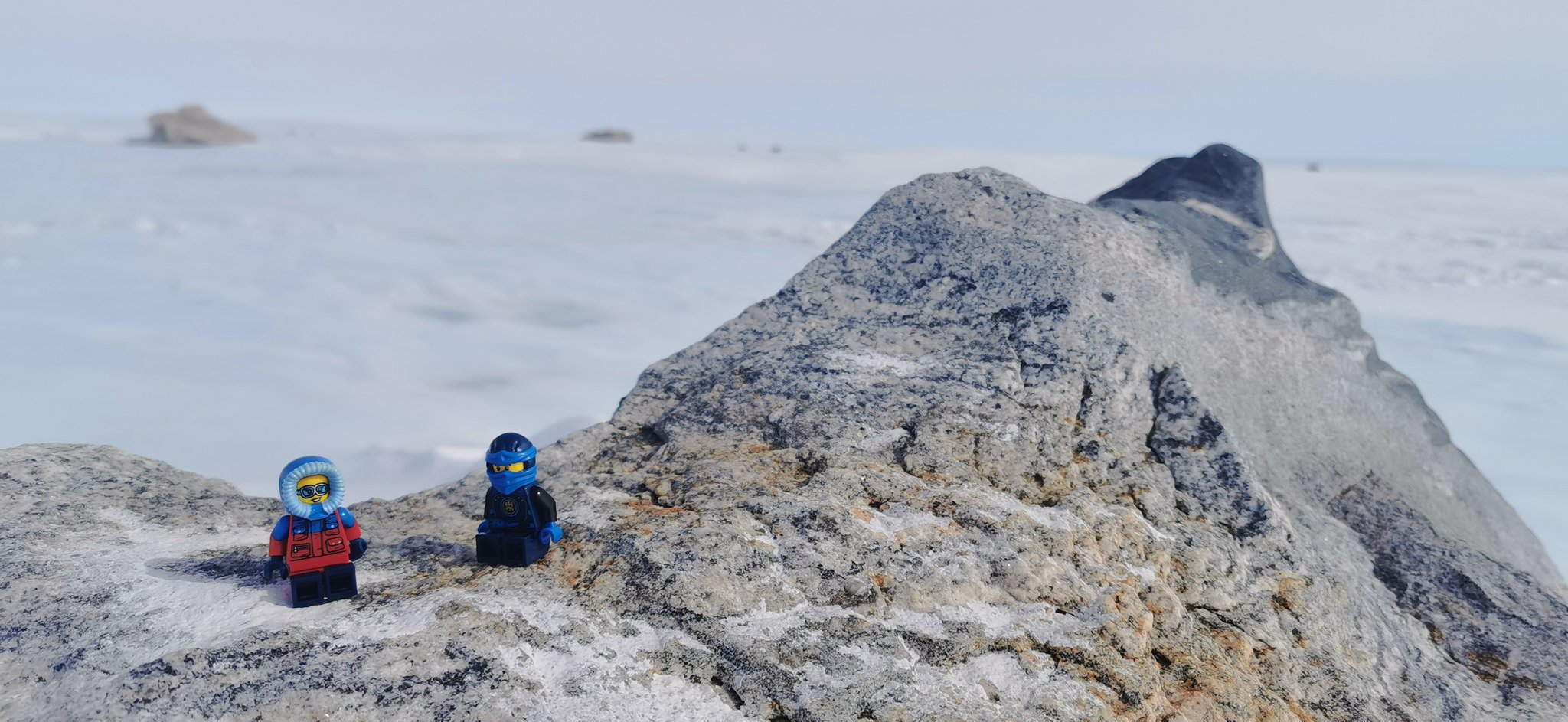 Lego figurene Klimaninja og Doktor Elin i Antarktis