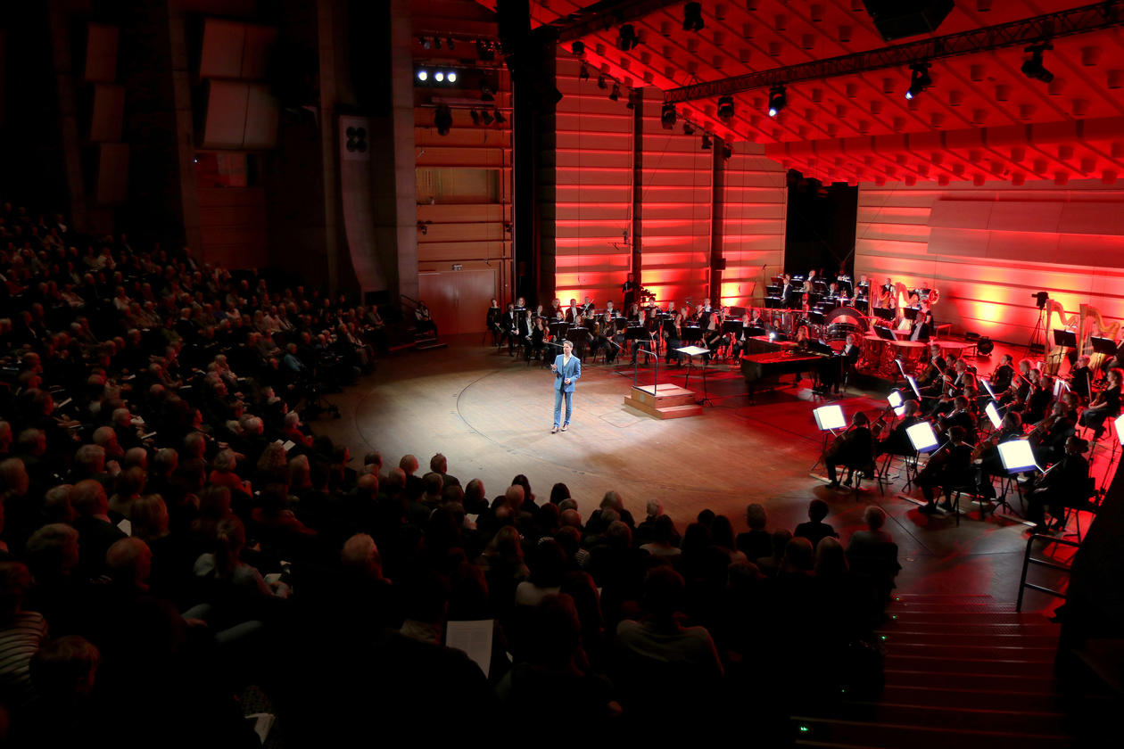 Marius Årthun on stage in the Grieg Hall, in front of the Bergen Philharmonic Orchestra. (Foto: Ole Marius Kvamme)