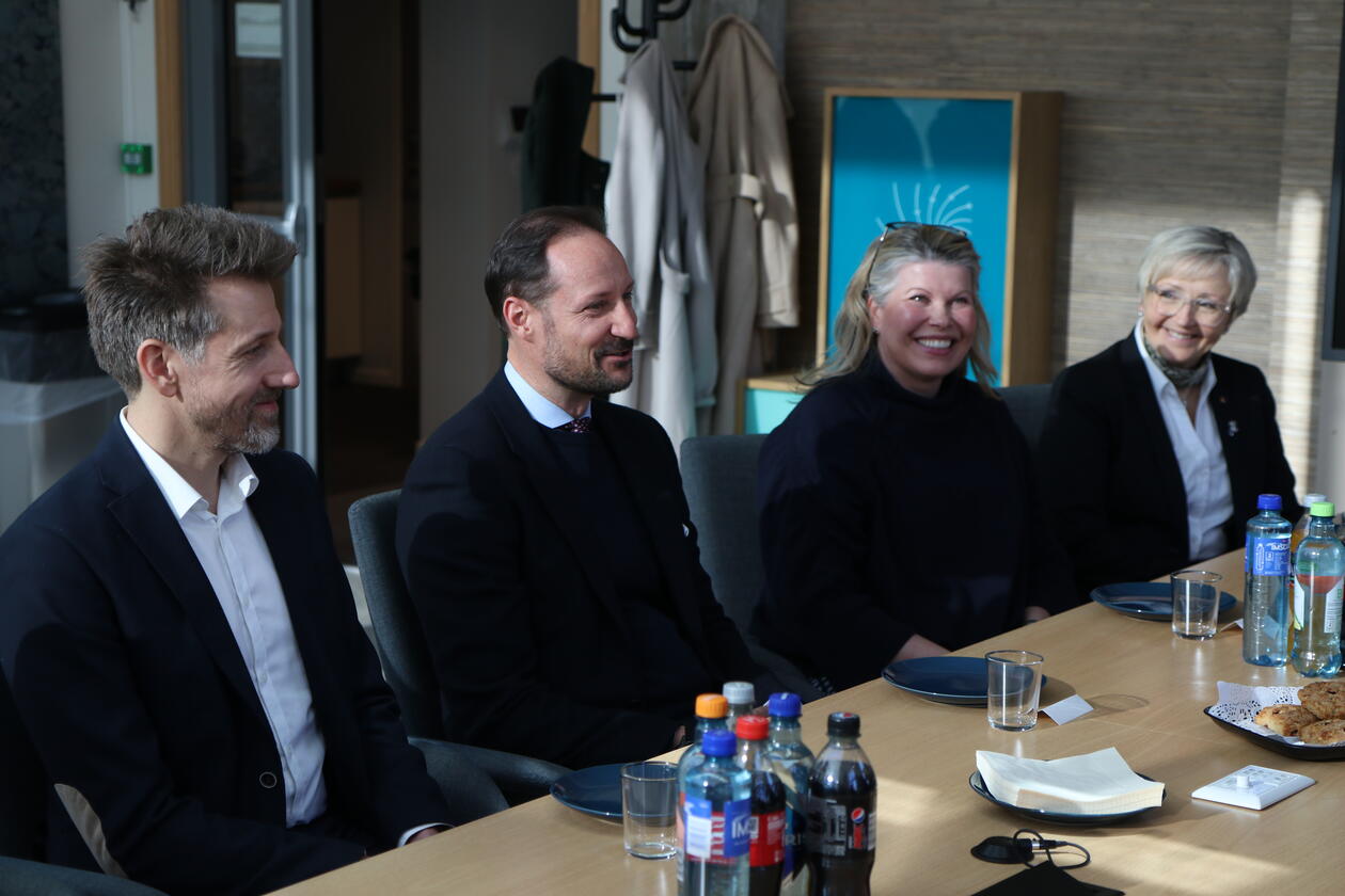 Fra venstre; klimaforsker Hans Christian Steen-Larsen, H.K.H. Kronprins Haakon, Bjerknes-direktør Kikki Kleiven og statsforvalter i Vestland, Liv Signe Navarsete. Foto/ill.: Ole M. Kvamme, UiB