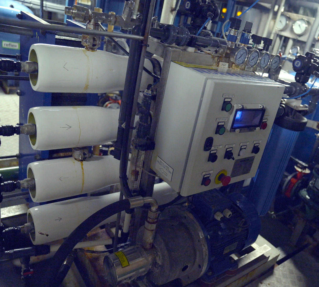 The water has to go through the four tubes, each with a membrane for the osmoses processing. (Photo: Thomas Spengler)