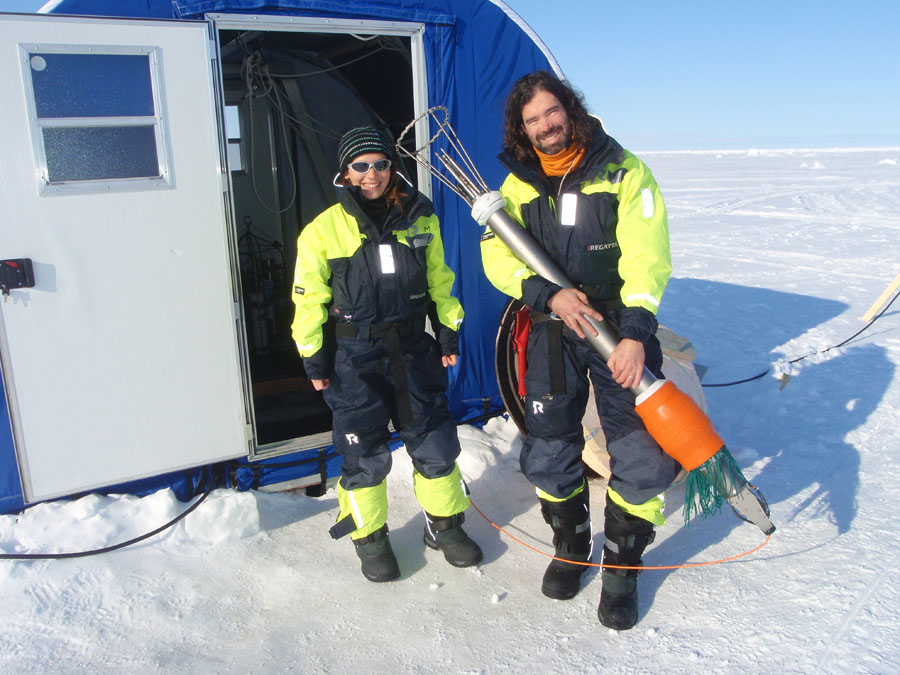 Ingrid H. Onarheim og Lars Henrik Smedsrud med et instrument som kan måle turbulens, temperatur og saltinnhold. Foto: Victoire Rerolle
