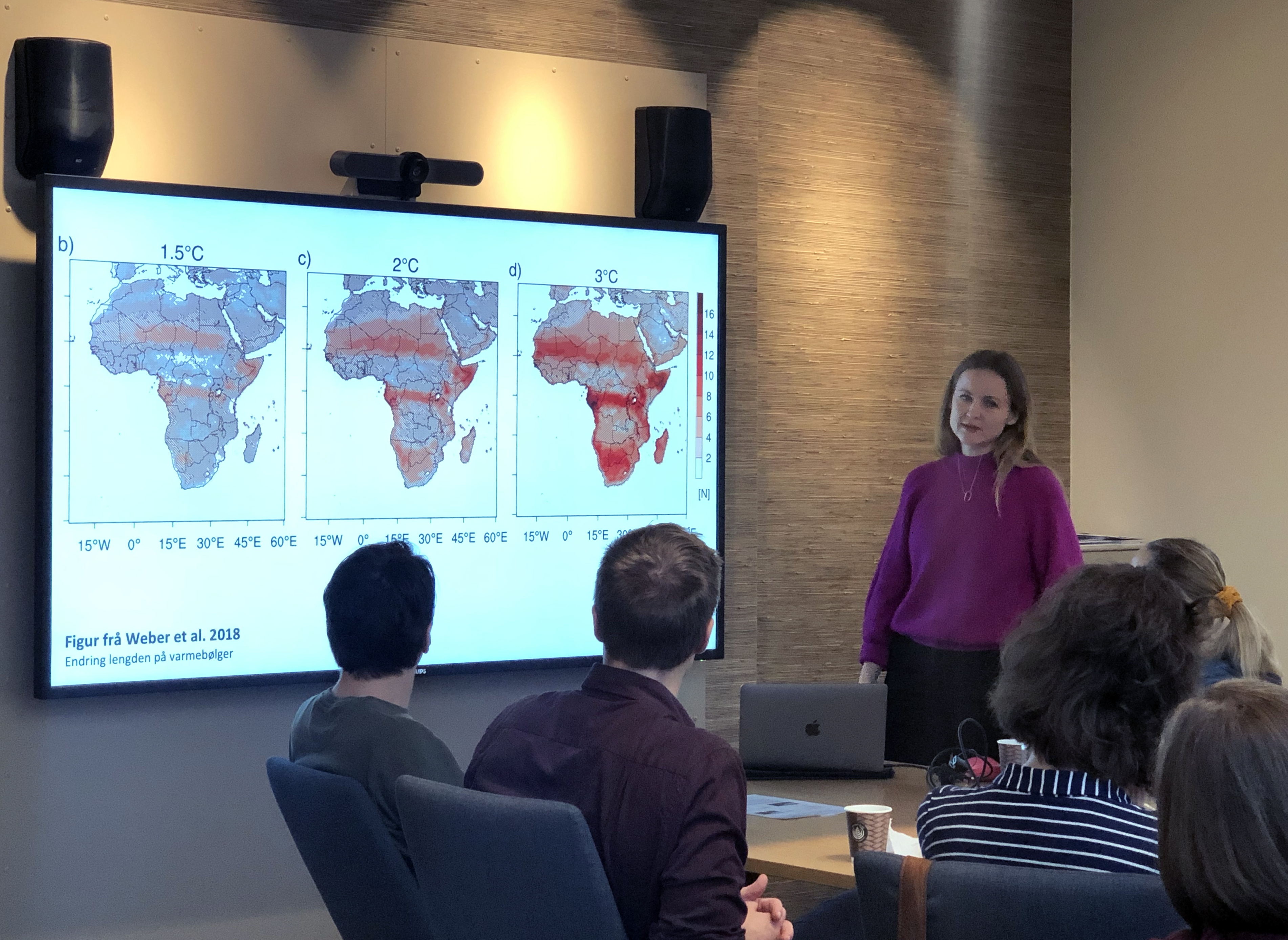 Silje Lund Sørland, forskar ved NORCE og Bjerknessenteret, presenterar varsel for framtidige varmebølgjer over Afrika. (Foto: Andreas Hadsel Opsvik)