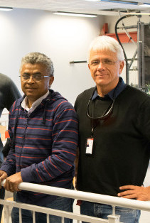 Professor Rune Wiggo Time (til høyre) og senioringeniør Herimonja A. Rabenjafimanantsoa. (Foto: Leiv Gunnar Lie, UiS)